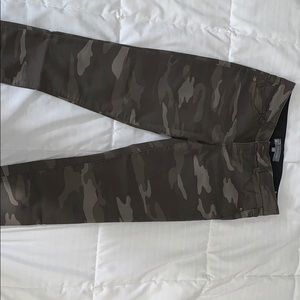 Wit & Wisdom Camo cropped pants size 6P